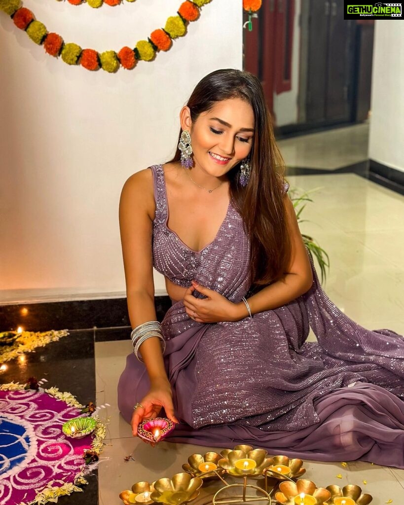 Kritika Sharma Instagram - Sparkly Diwali 🪔✨ Outfit @neerusindia Styled @nehaadhvikmahajan #diwali #diwali2023 #saree #purplesaree #celebration Mumbai, Maharashtra