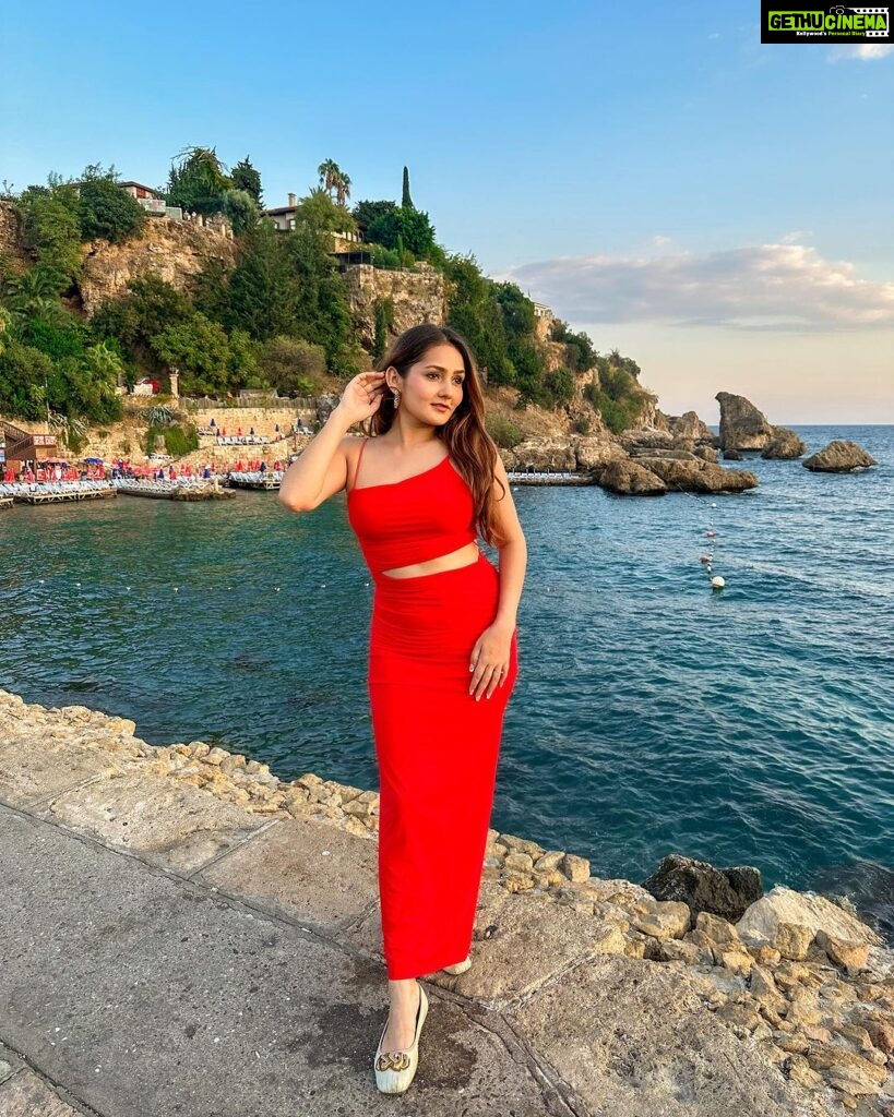 Kritika Sharma Instagram - Kudi Kudi Main Kinni Kinni ❤️ Outfit - zara Location - marina , Antalya #travel #antalya #turkey #redress Marina, Antalya