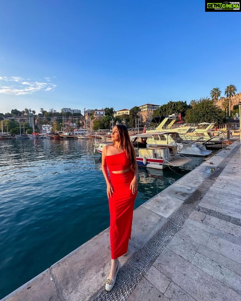 Kritika Sharma Instagram - Kudi Kudi Main Kinni Kinni ❤️ Outfit - zara Location - marina , Antalya #travel #antalya #turkey #redress Marina, Antalya