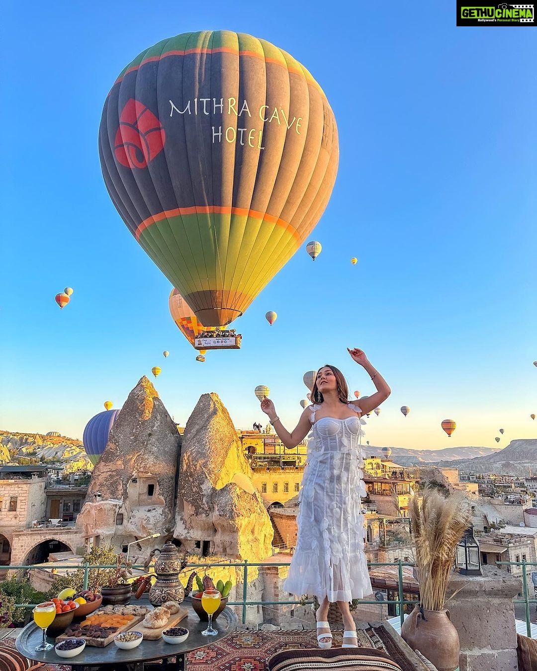 Kritika Sharma Instagram - The most favourite part of my turkey trip to do this š¤ #gratitude Outfit @sainygargcouture Styled by @_vaishnavii.3011 Location @sultan_cave_suites #travel #whitedress #cappadocia #hotairballoon #photoshoot #terrace Sultan Cave Suites