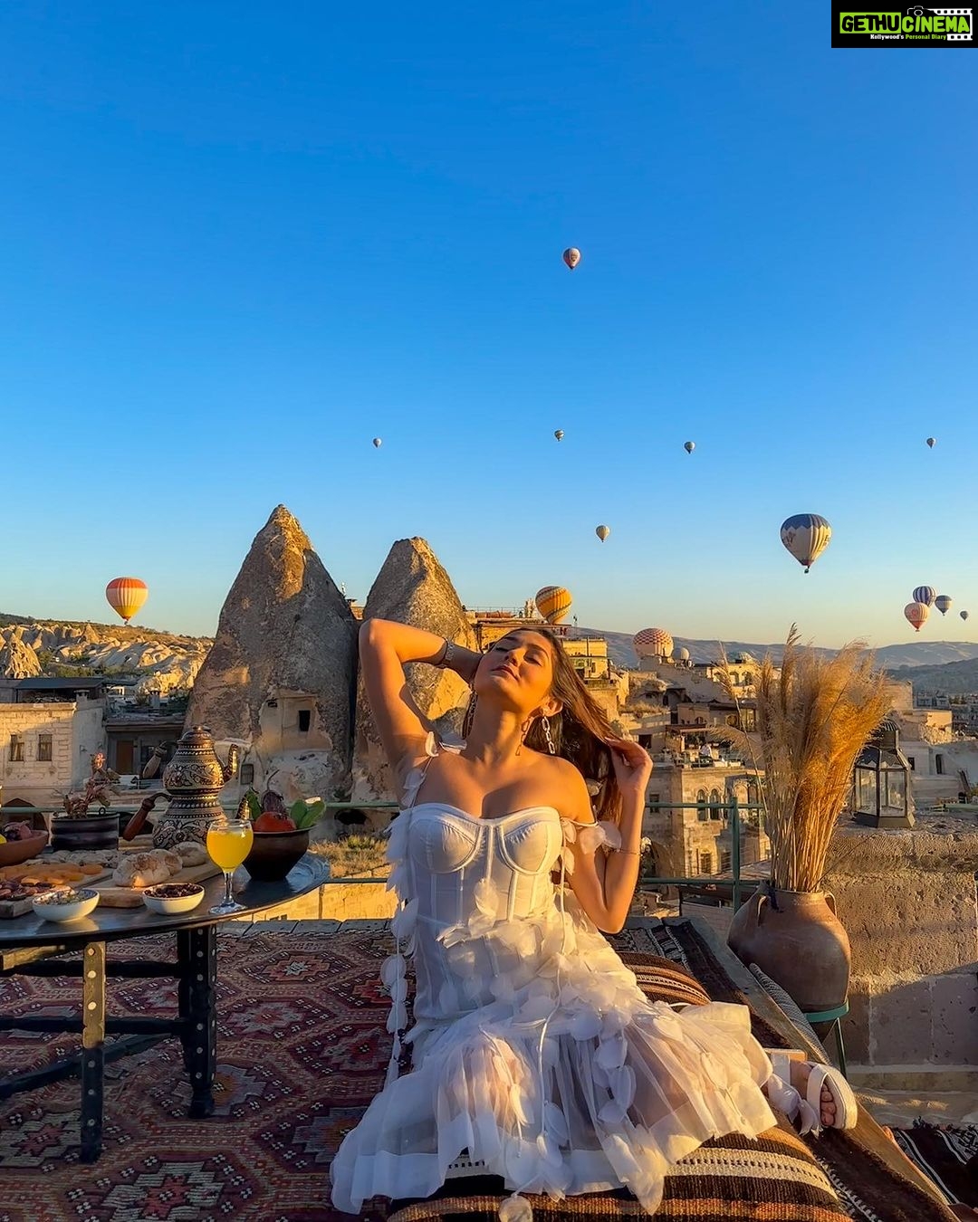 Kritika Sharma Instagram - The most favourite part of my turkey trip to do this š¤ #gratitude Outfit @sainygargcouture Styled by @_vaishnavii.3011 Location @sultan_cave_suites #travel #whitedress #cappadocia #hotairballoon #photoshoot #terrace Sultan Cave Suites