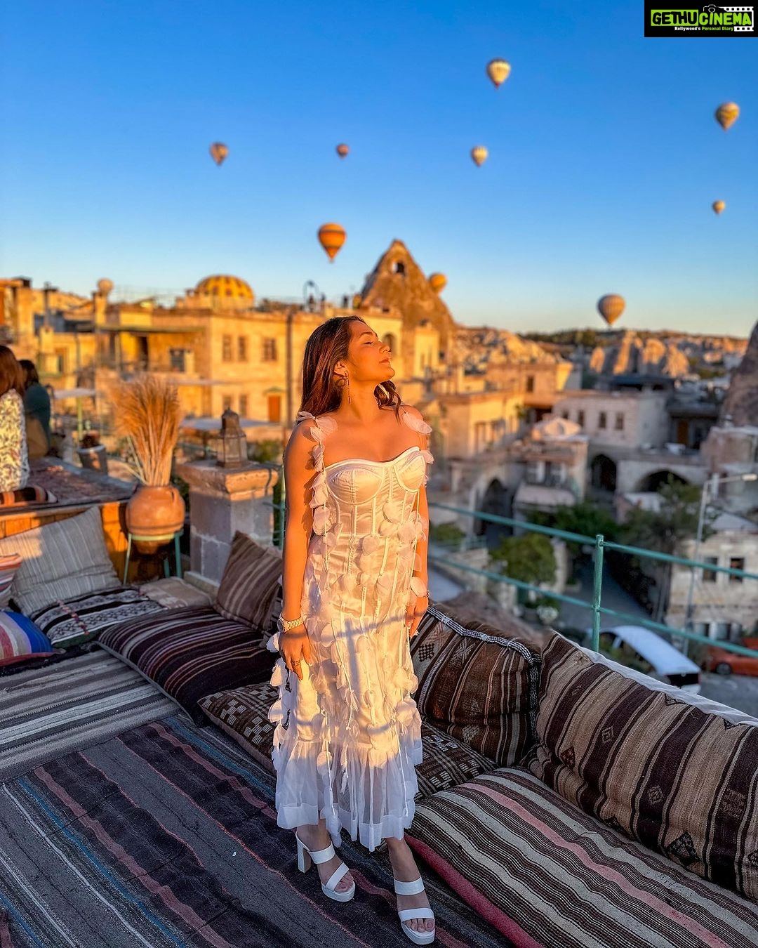 Kritika Sharma Instagram - The most favourite part of my turkey trip to do this š¤ #gratitude Outfit @sainygargcouture Styled by @_vaishnavii.3011 Location @sultan_cave_suites #travel #whitedress #cappadocia #hotairballoon #photoshoot #terrace Sultan Cave Suites