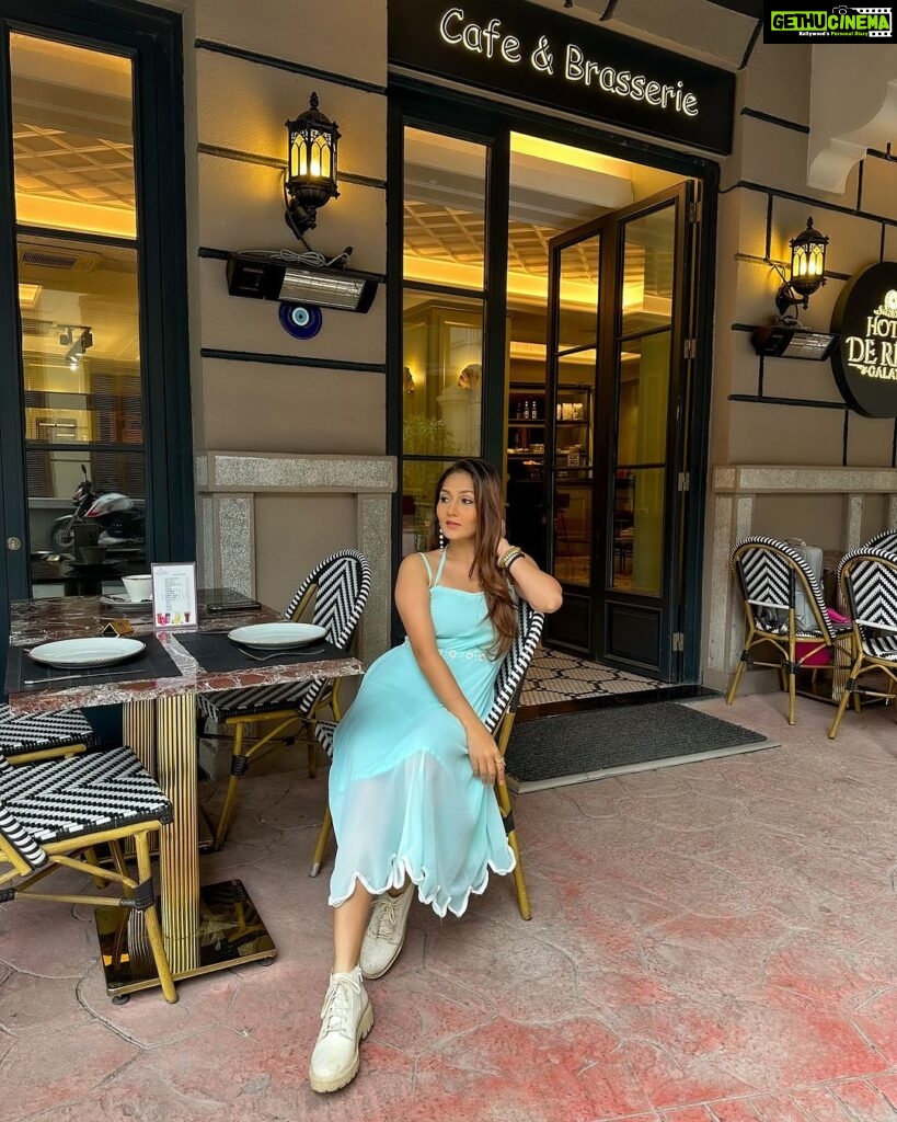 Kritika Sharma Instagram - 📍 @hotelderevegalata ❤️ We were hosted by this beautiful and chic hotel located at Galata port with breathtaking views ! It was near to all the tourist locations and attractions ! The experience was top notch at the hotel ! Highly recommend to stay at this one when in Istanbul ! Hospitality was amazing and the rooms were to die for ! Istanbul, Turkey