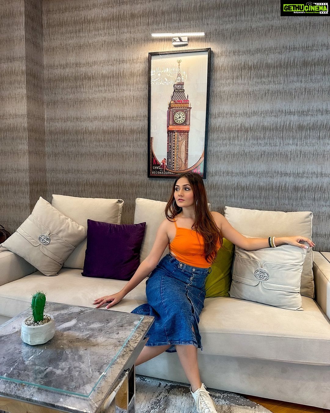 Kritika Sharma Instagram - 📍 @hotelderevegalata ❤️ We were hosted by this beautiful and chic hotel located at Galata port with breathtaking views ! It was near to all the tourist locations and attractions ! The experience was top notch at the hotel ! Highly recommend to stay at this one when in Istanbul ! Hospitality was amazing and the rooms were to die for ! Istanbul, Turkey