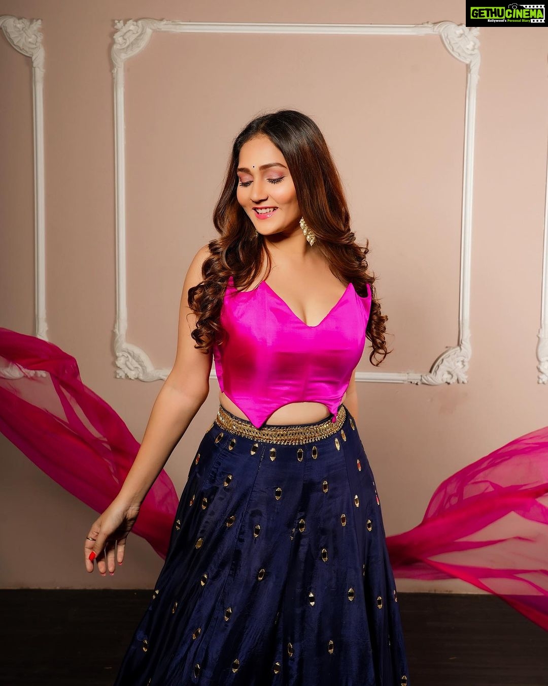 Kritika Sharma Instagram - Aayi ho Kaha se giri ankhoon mein pyaar leke! Outfit @the_adhya_designer Studio @s3.mumbai Styled my @style.gramm_ MUA @hetals_brides #beautyqueen #glamour #fashionista #indianwear Mumbai, Maharashtra