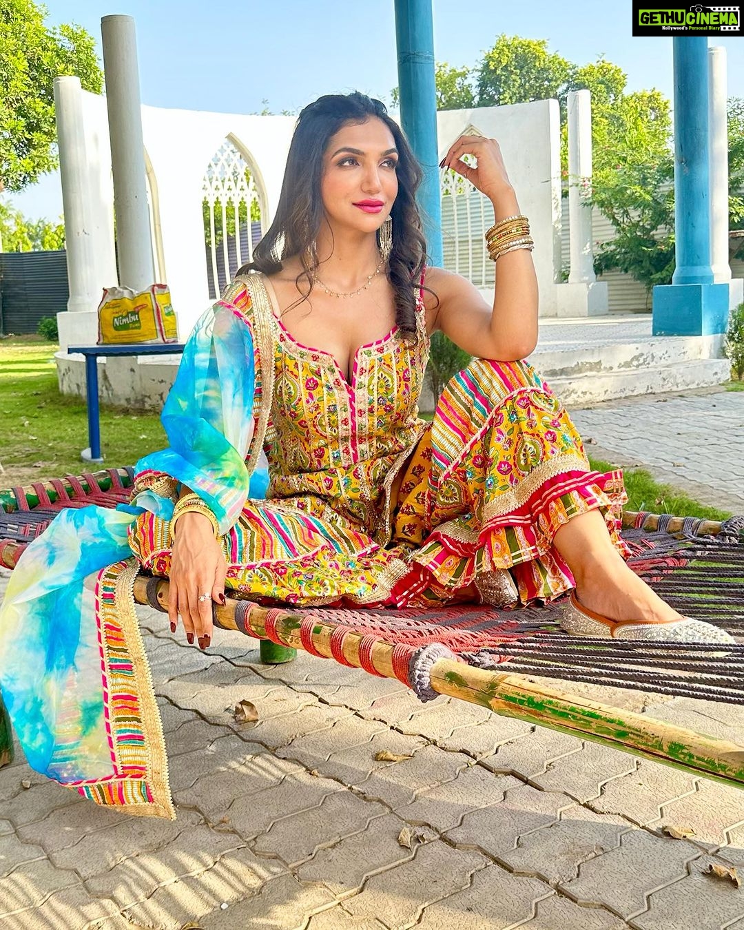 Kriti verma Instagram - Happiness….when my all 3 latest released songs ‘Sara Sehar’ , ‘Trucker’ & ‘Rupa’ are trending on Instagram 🥰 Outfit - @tiarastore.co.in 🫶🏻 #kriti #kritiverma #musicvideo #biggboss #roadies #mtv