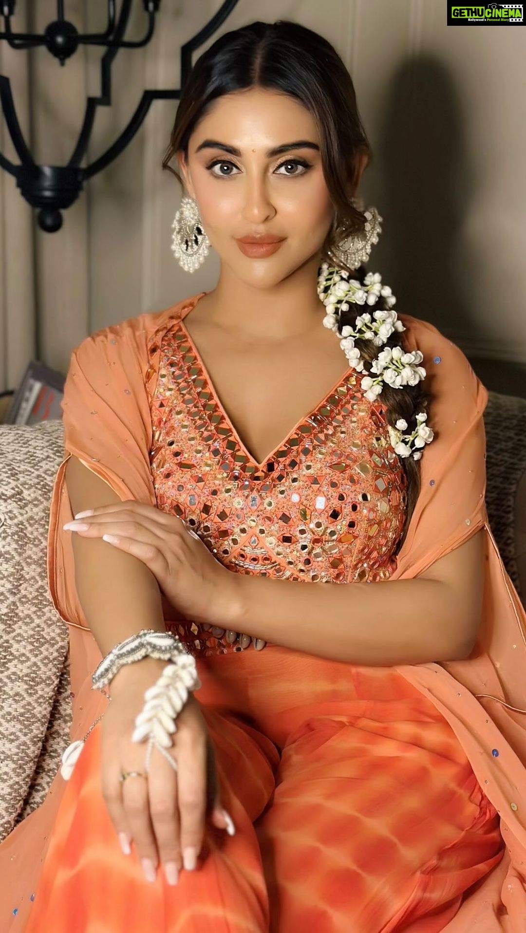 Krystle D'Souza Instagram - Feels ✨ . . Outfit: @yoshitacouture Earrings&bag: @shopmamooli Hand jewellery: @shringaaar.theethnicstory PR : @vblitzcommunications . . . . #festivalfashion #festive #gajra #hairstyles #ganpatibappamorya #ganeshchaturthi #jhumka #feels #vibes #festiveseason