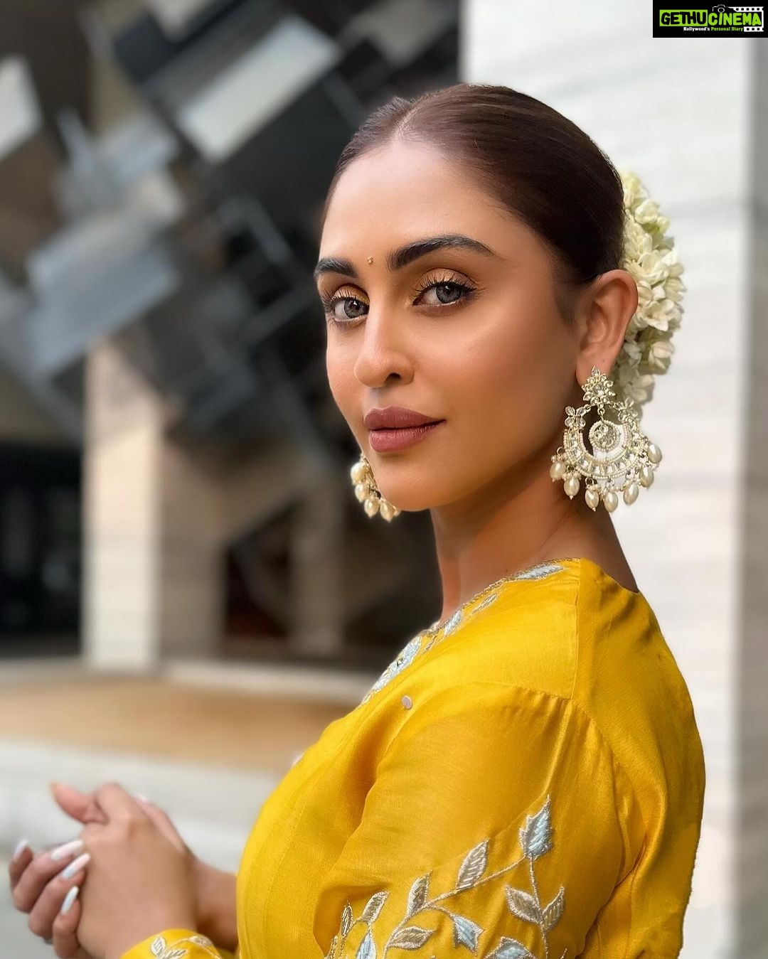 Krystle D'Souza Instagram - ☀️🌙 and all things yellow 💛 . . Outfit - @trumpetvineofficial PR- @sonyashaikh Kohlapuri heels - @irasoles