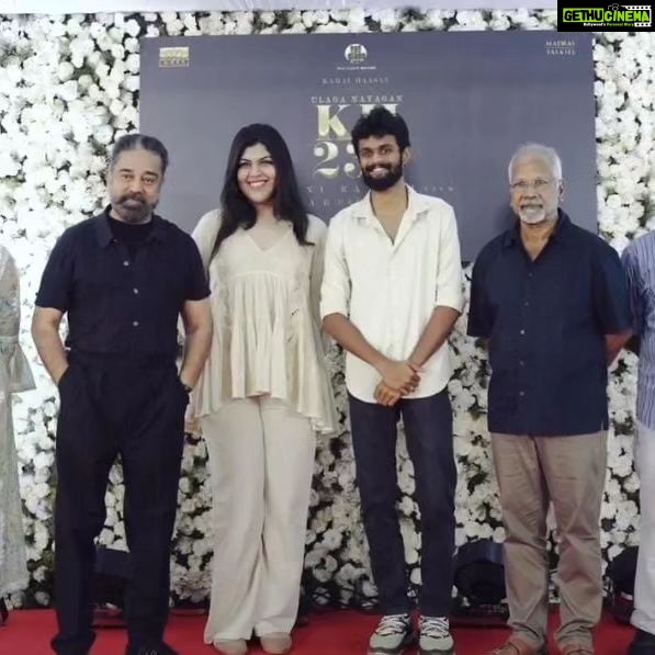Kushboo Instagram - My pride.. Appa's pride.. our pride. Our little one all grown up. So proud to see her standing tall with two most amazingly finest talents, true legends in their fields, @ikamalhaasan Sir and #ManiRatnam sir. 👏👏👏👏😘😘😘❤️❤️❤️❤️ #kh234