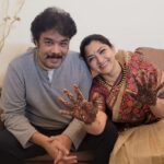 Kushboo Instagram – When family stays together, you conquer the world.. ♥️♥️♥️♥️

#familytime 
#mehendiparty
#engagement 
#bonding
#funtimes