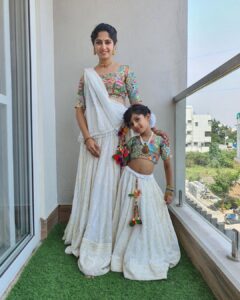 Kushee Ravi Instagram - ಎಲ್ಲರಿಗೂ ವಿಜಯದಶಮಿ ದಸರಾ ಹಬ್ಬದ ಹಾರ್ದಿಕ ಶುಭಾಶಯಗಳು. 🙏🏻

Happy Dasara 😊
.
.
Hair : @makeovers_by_shwethagowda 
Outfit : @tieknot_fashions