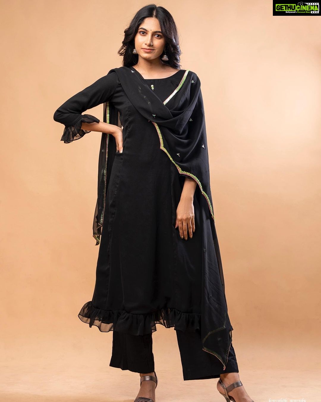 Kushee Ravi Instagram - 🖤 . . Pc : @koushikgowdaphotography Stylist : @stylebyshrujanaravikumar Outfit : @devimuthukumar.official Make up : @shruthiashwath_makeupartist