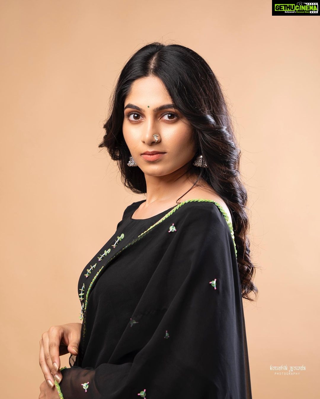 Kushee Ravi Instagram - 🖤 . . PC : @koushikgowdaphotography Stylist. : @stylebyshrujanaravikumar Mua. : @shruthiashwath_makeupartist Outfit : @veebooshaas_by_devimuthukumar