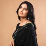 Kushee Ravi Instagram - 🖤 . . PC : @koushikgowdaphotography Makeup: @shruthiashwath_makeupartist Outfit: @devimuthukumar.official Stylist : @stylebyshrujanaravikumar