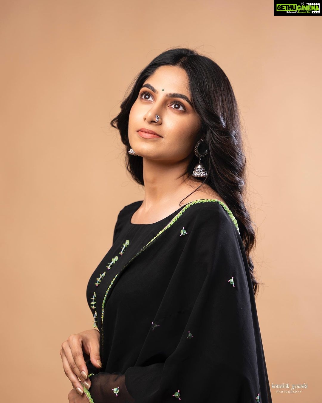 Kushee Ravi Instagram - 🖤 . . PC : @koushikgowdaphotography Makeup: @shruthiashwath_makeupartist Outfit: @devimuthukumar.official Stylist : @stylebyshrujanaravikumar