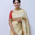 Kushee Ravi Instagram - Saree vibes, desi vibes. . . . Makeup. : @makeovers_by_shwethagowda Blouse. : @anthariya_ Saree. : @mathura_creations Jewels. : @josalukkas