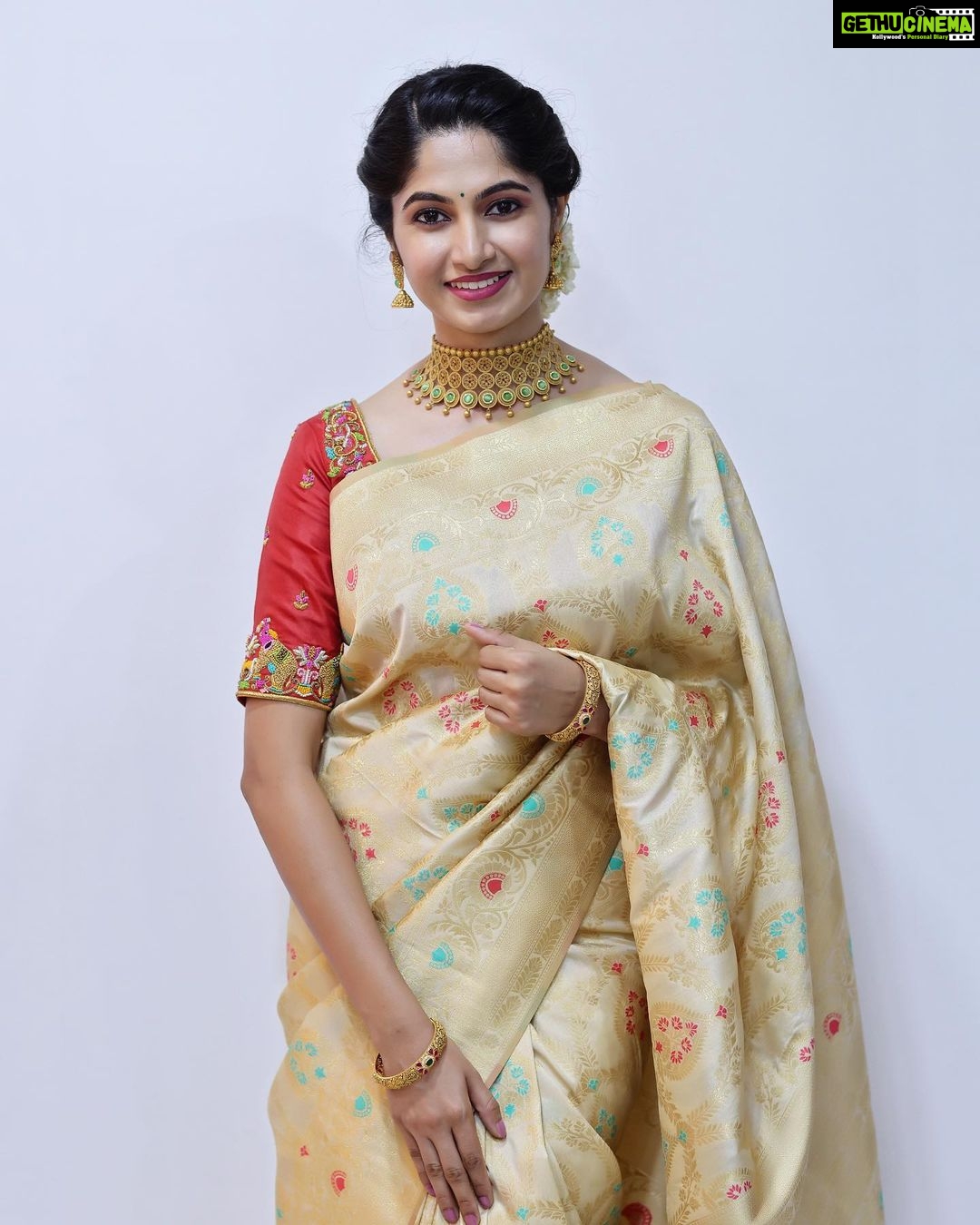 Kushee Ravi Instagram - Saree vibes, desi vibes. . . . Makeup. : @makeovers_by_shwethagowda Blouse. : @anthariya_ Saree. : @mathura_creations Jewels. : @josalukkas