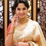 Kushee Ravi Instagram - Saree vibes, desi vibes. . . . Makeup. : @makeovers_by_shwethagowda Blouse. : @anthariya_ Saree. : @mathura_creations Jewels. : @josalukkas