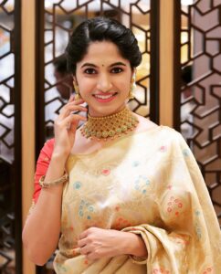Kushee Ravi Instagram - Saree vibes, desi vibes.
.
.
.
Makeup. : @makeovers_by_shwethagowda 
Blouse. : @anthariya_ 
Saree. : @mathura_creations 
Jewels. : @josalukkas