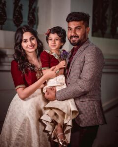 Kushee Ravi Instagram - 👨‍👩‍👧 
.
.
👗 : @anthariya_ 
📷 : @classicframesstudios 
💄 : @makeovers_by_dhanya 
👑 : @thespatika