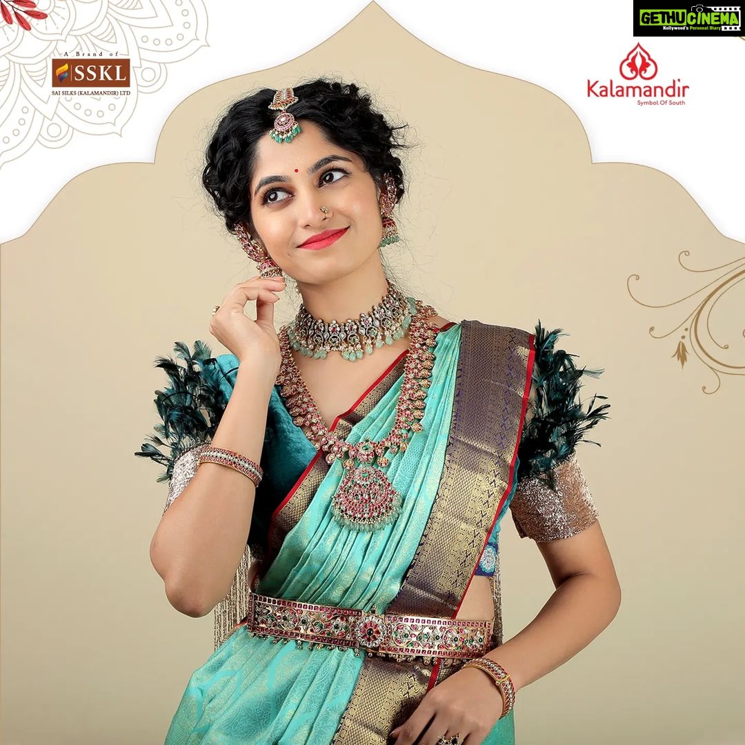 Kushee Ravi Instagram - In vibrant hues of gold and green, A pattu saree choose to tread, Its silken threads, soft to the touch, I feel like a queen, I feel like a star Inframe @iamkusheeraviofficial With intricate designs and rich textures, she looks like a true queen. Her elegance and grace are undeniable, making her a sight to behold Credits - MAU: @dr.durga_worldrecordholder Assistant MUA: @make_over_by_nirmala Photography: @photoboothcaptures , @niteshmehta_photography Jewelry Patner: @thespatika Let's grab our favorite sarees today on the below platforms 1. Vist and shop on website www.kalamandir.com 2. Order any remarkable piece of your favorite saree by sharing its screenshot on our WhatsApp number➡️9852 9852 99 3. Watch our daily INSTAGRAM LIVE SHOWS to grab your favorite saree at the best price offered by Kalamandir. Enjoy the best of saree shopping at KALAMANDIR - Where safety is a priority ( all products dispatched go thru thorough sanitization meeting all norms of safety for our esteemed #SilkSaree #TraditionalIndianAttire #IndianFashion #SpecialOccasionWear #ElegantSaree #SophisticatedStyle #pattusaree #blueandgold #indianfashion #elegancepersonified