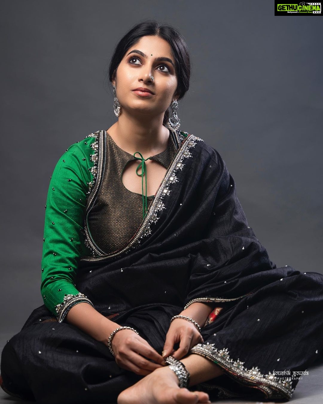 Kushee Ravi Instagram - 🖤 . . Pc : @koushikgowdaphotography Mua : @shruthiashwath_makeupartist Stylist : @stylebyshrujanaravikumar Outfit : @devimuthukumar.official