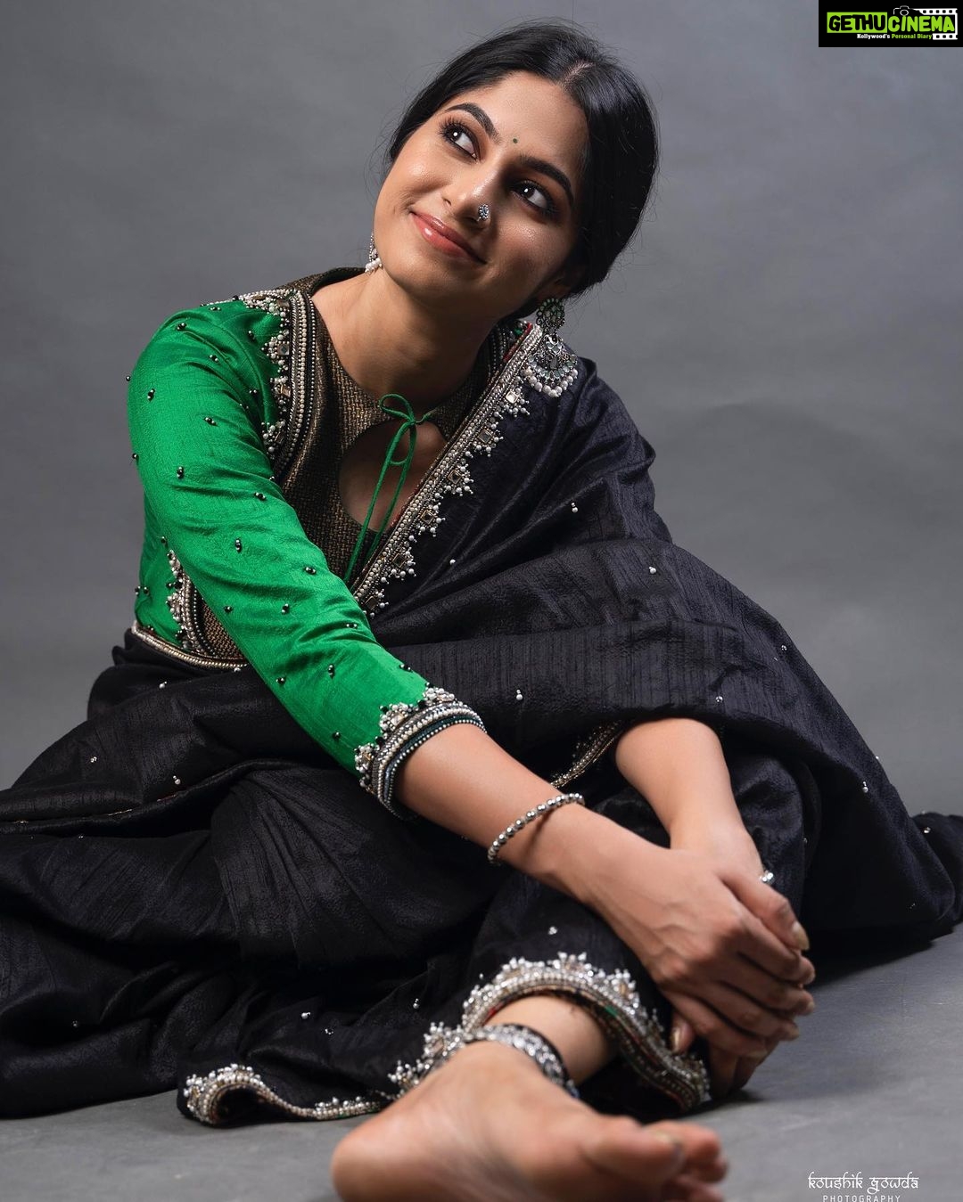 Kushee Ravi Instagram - 🖤 . . Pc : @koushikgowdaphotography Mua : @shruthiashwath_makeupartist Stylist : @stylebyshrujanaravikumar Outfit : @devimuthukumar.official