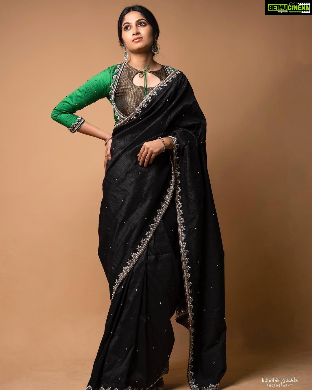 Kushee Ravi Instagram - 🖤 . . Pc : @koushikgowdaphotography Mua : @shruthiashwath_makeupartist Stylist : @stylebyshrujanaravikumar Outfit : @devimuthukumar.official