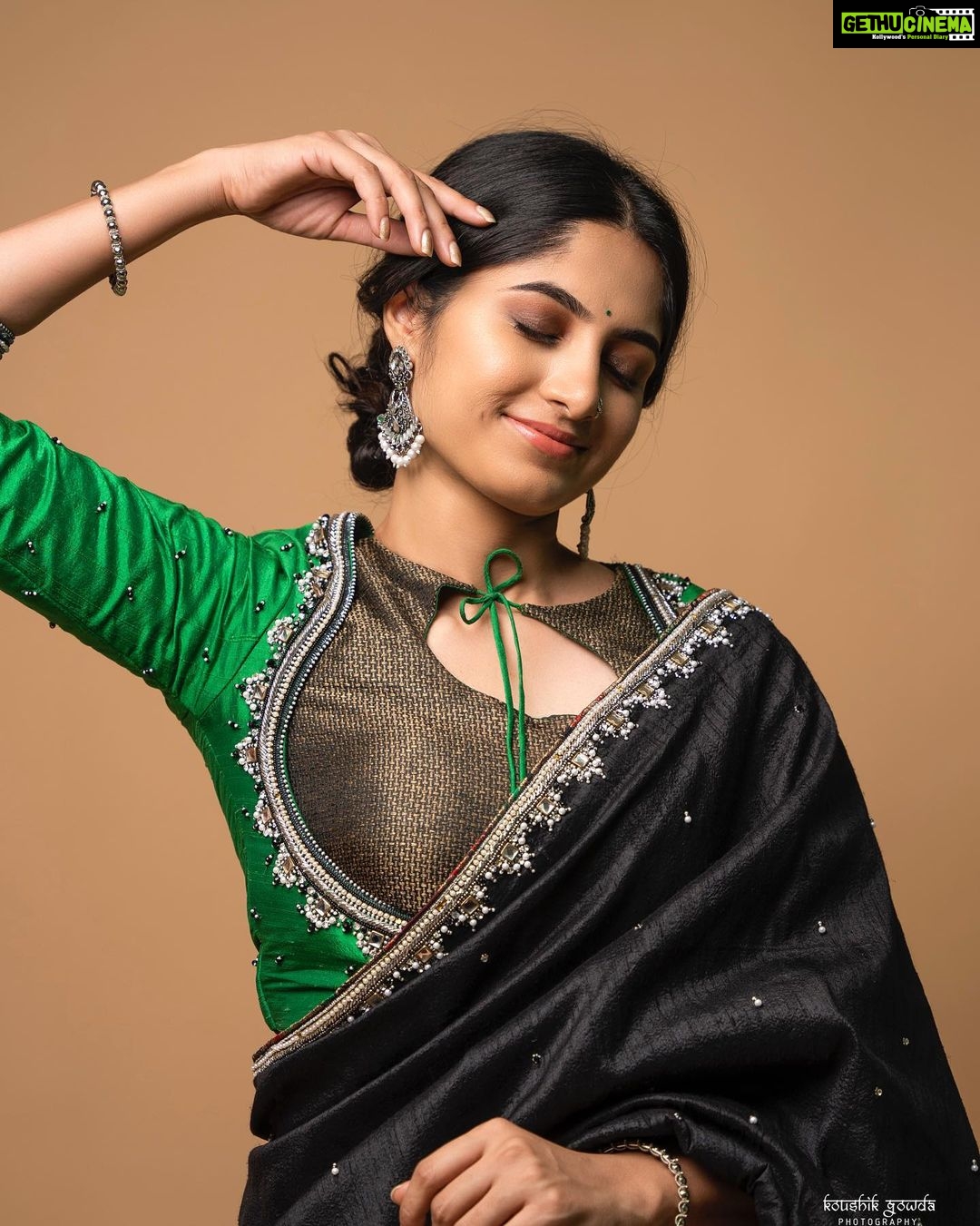 Kushee Ravi Instagram - 🖤 . . Pc : @koushikgowdaphotography Mua : @shruthiashwath_makeupartist Stylist : @stylebyshrujanaravikumar Outfit : @devimuthukumar.official