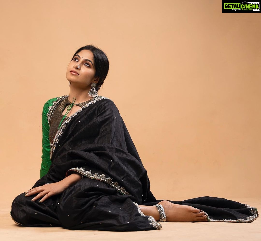 Kushee Ravi Instagram - My love for this timeless beauty is never-ending! . . Stylist. : @stylebyshrujanaravikumar Outfit. : @devimuthukumar.official Mua. : @shruthiashwath_makeupartist Pc. : @koushikgowdaphotography #dia #actorslife #fullmeals #artist #film #cinema #soulofdia