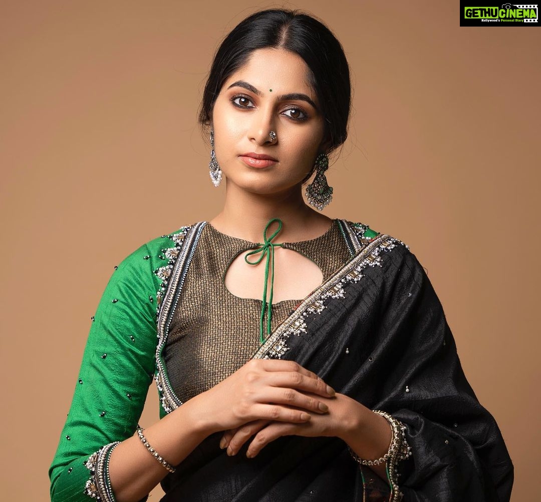 Kushee Ravi Instagram - My love for this timeless beauty is never-ending! . . Stylist. : @stylebyshrujanaravikumar Outfit. : @devimuthukumar.official Mua. : @shruthiashwath_makeupartist Pc. : @koushikgowdaphotography #dia #actorslife #fullmeals #artist #film #cinema #soulofdia