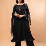 Kushee Ravi Instagram - 🖤 . . Pc : @koushikgowdaphotography Stylist : @stylebyshrujanaravikumar Outfit : @devimuthukumar.official Make up : @shruthiashwath_makeupartist