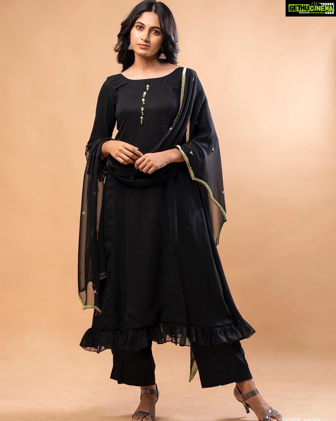 Kushee Ravi Instagram - 🖤 . . Pc : @koushikgowdaphotography Stylist : @stylebyshrujanaravikumar Outfit : @devimuthukumar.official Make up : @shruthiashwath_makeupartist