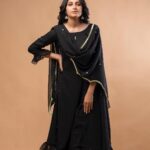 Kushee Ravi Instagram - 🖤 . . Pc : @koushikgowdaphotography Stylist : @stylebyshrujanaravikumar Outfit : @devimuthukumar.official Make up : @shruthiashwath_makeupartist