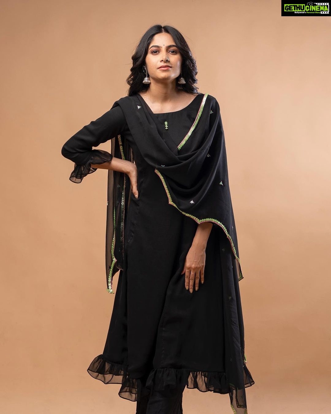 Kushee Ravi Instagram - 🖤 . . Pc : @koushikgowdaphotography Stylist : @stylebyshrujanaravikumar Outfit : @devimuthukumar.official Make up : @shruthiashwath_makeupartist