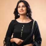 Kushee Ravi Instagram - 🖤 . . PC : @koushikgowdaphotography Stylist. : @stylebyshrujanaravikumar Mua. : @shruthiashwath_makeupartist Outfit : @veebooshaas_by_devimuthukumar