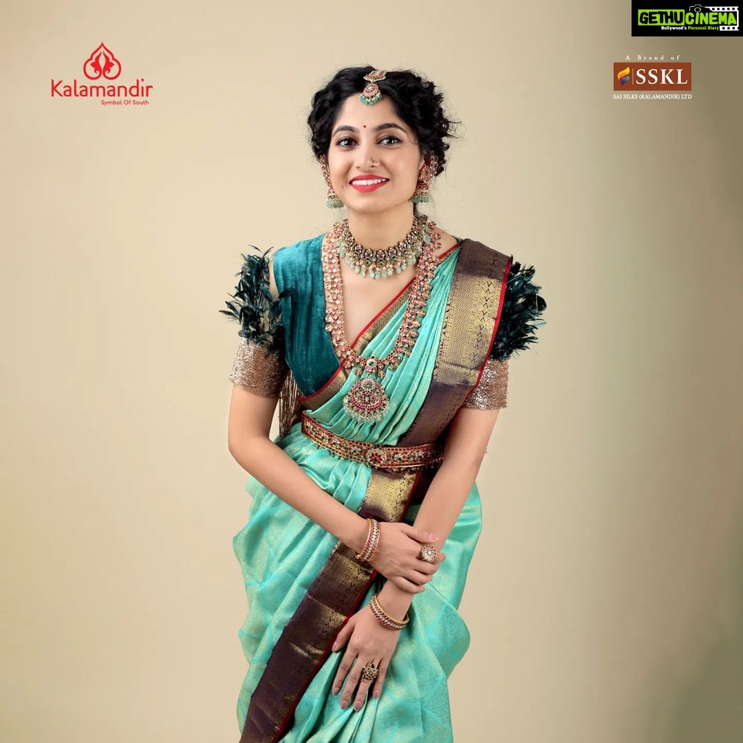 Kushee Ravi Instagram - In vibrant hues of gold and green, A pattu saree choose to tread, Its silken threads, soft to the touch, I feel like a queen, I feel like a star Inframe @iamkusheeraviofficial With intricate designs and rich textures, she looks like a true queen. Her elegance and grace are undeniable, making her a sight to behold Credits - MAU: @dr.durga_worldrecordholder Assistant MUA: @make_over_by_nirmala Photography: @photoboothcaptures , @niteshmehta_photography Jewelry Patner: @thespatika Let's grab our favorite sarees today on the below platforms 1. Vist and shop on website www.kalamandir.com 2. Order any remarkable piece of your favorite saree by sharing its screenshot on our WhatsApp number➡️9852 9852 99 3. Watch our daily INSTAGRAM LIVE SHOWS to grab your favorite saree at the best price offered by Kalamandir. Enjoy the best of saree shopping at KALAMANDIR - Where safety is a priority ( all products dispatched go thru thorough sanitization meeting all norms of safety for our esteemed #SilkSaree #TraditionalIndianAttire #IndianFashion #SpecialOccasionWear #ElegantSaree #SophisticatedStyle #pattusaree #blueandgold #indianfashion #elegancepersonified