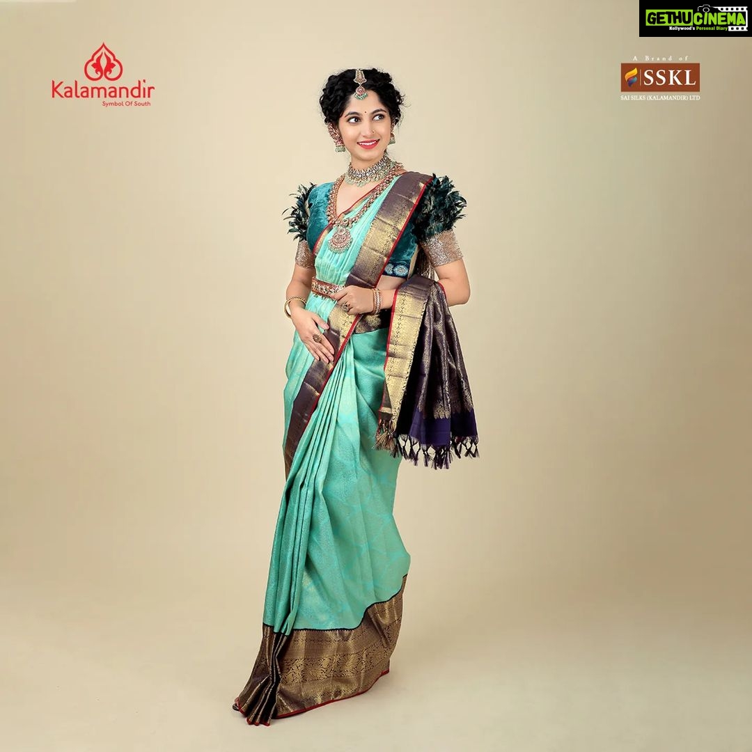 Kushee Ravi Instagram - In vibrant hues of gold and green, A pattu saree choose to tread, Its silken threads, soft to the touch, I feel like a queen, I feel like a star Inframe @iamkusheeraviofficial With intricate designs and rich textures, she looks like a true queen. Her elegance and grace are undeniable, making her a sight to behold Credits - MAU: @dr.durga_worldrecordholder Assistant MUA: @make_over_by_nirmala Photography: @photoboothcaptures , @niteshmehta_photography Jewelry Patner: @thespatika Let's grab our favorite sarees today on the below platforms 1. Vist and shop on website www.kalamandir.com 2. Order any remarkable piece of your favorite saree by sharing its screenshot on our WhatsApp number➡️9852 9852 99 3. Watch our daily INSTAGRAM LIVE SHOWS to grab your favorite saree at the best price offered by Kalamandir. Enjoy the best of saree shopping at KALAMANDIR - Where safety is a priority ( all products dispatched go thru thorough sanitization meeting all norms of safety for our esteemed #SilkSaree #TraditionalIndianAttire #IndianFashion #SpecialOccasionWear #ElegantSaree #SophisticatedStyle #pattusaree #blueandgold #indianfashion #elegancepersonified