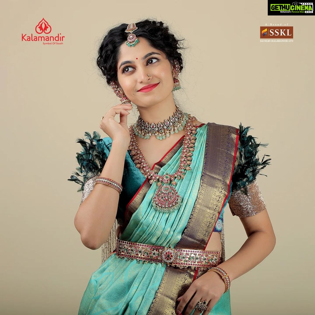 Kushee Ravi Instagram - In vibrant hues of gold and green, A pattu saree choose to tread, Its silken threads, soft to the touch, I feel like a queen, I feel like a star Inframe @iamkusheeraviofficial With intricate designs and rich textures, she looks like a true queen. Her elegance and grace are undeniable, making her a sight to behold Credits - MAU: @dr.durga_worldrecordholder Assistant MUA: @make_over_by_nirmala Photography: @photoboothcaptures , @niteshmehta_photography Jewelry Patner: @thespatika Let's grab our favorite sarees today on the below platforms 1. Vist and shop on website www.kalamandir.com 2. Order any remarkable piece of your favorite saree by sharing its screenshot on our WhatsApp number➡️9852 9852 99 3. Watch our daily INSTAGRAM LIVE SHOWS to grab your favorite saree at the best price offered by Kalamandir. Enjoy the best of saree shopping at KALAMANDIR - Where safety is a priority ( all products dispatched go thru thorough sanitization meeting all norms of safety for our esteemed #SilkSaree #TraditionalIndianAttire #IndianFashion #SpecialOccasionWear #ElegantSaree #SophisticatedStyle #pattusaree #blueandgold #indianfashion #elegancepersonified