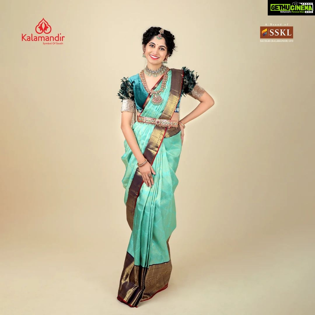Kushee Ravi Instagram - In vibrant hues of gold and green, A pattu saree choose to tread, Its silken threads, soft to the touch, I feel like a queen, I feel like a star Inframe @iamkusheeraviofficial With intricate designs and rich textures, she looks like a true queen. Her elegance and grace are undeniable, making her a sight to behold Credits - MAU: @dr.durga_worldrecordholder Assistant MUA: @make_over_by_nirmala Photography: @photoboothcaptures , @niteshmehta_photography Jewelry Patner: @thespatika Let's grab our favorite sarees today on the below platforms 1. Vist and shop on website www.kalamandir.com 2. Order any remarkable piece of your favorite saree by sharing its screenshot on our WhatsApp number➡️9852 9852 99 3. Watch our daily INSTAGRAM LIVE SHOWS to grab your favorite saree at the best price offered by Kalamandir. Enjoy the best of saree shopping at KALAMANDIR - Where safety is a priority ( all products dispatched go thru thorough sanitization meeting all norms of safety for our esteemed #SilkSaree #TraditionalIndianAttire #IndianFashion #SpecialOccasionWear #ElegantSaree #SophisticatedStyle #pattusaree #blueandgold #indianfashion #elegancepersonified