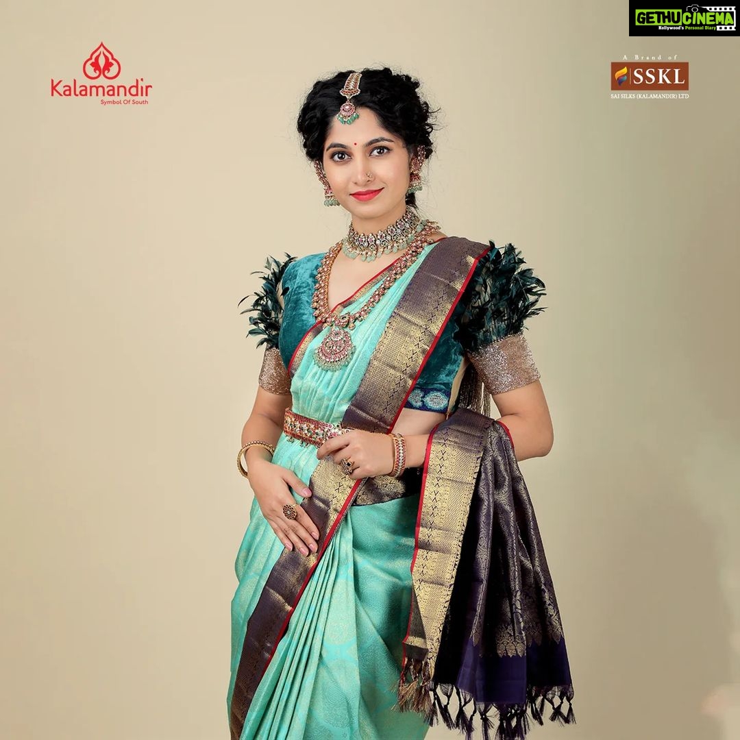 Kushee Ravi Instagram - In vibrant hues of gold and green, A pattu saree choose to tread, Its silken threads, soft to the touch, I feel like a queen, I feel like a star Inframe @iamkusheeraviofficial With intricate designs and rich textures, she looks like a true queen. Her elegance and grace are undeniable, making her a sight to behold Credits - MAU: @dr.durga_worldrecordholder Assistant MUA: @make_over_by_nirmala Photography: @photoboothcaptures , @niteshmehta_photography Jewelry Patner: @thespatika Let's grab our favorite sarees today on the below platforms 1. Vist and shop on website www.kalamandir.com 2. Order any remarkable piece of your favorite saree by sharing its screenshot on our WhatsApp number➡️9852 9852 99 3. Watch our daily INSTAGRAM LIVE SHOWS to grab your favorite saree at the best price offered by Kalamandir. Enjoy the best of saree shopping at KALAMANDIR - Where safety is a priority ( all products dispatched go thru thorough sanitization meeting all norms of safety for our esteemed #SilkSaree #TraditionalIndianAttire #IndianFashion #SpecialOccasionWear #ElegantSaree #SophisticatedStyle #pattusaree #blueandgold #indianfashion #elegancepersonified