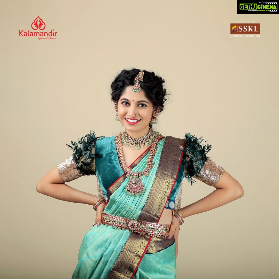 Kushee Ravi Instagram - In vibrant hues of gold and green, A pattu saree choose to tread, Its silken threads, soft to the touch, I feel like a queen, I feel like a star Inframe @iamkusheeraviofficial With intricate designs and rich textures, she looks like a true queen. Her elegance and grace are undeniable, making her a sight to behold Credits - MAU: @dr.durga_worldrecordholder Assistant MUA: @make_over_by_nirmala Photography: @photoboothcaptures , @niteshmehta_photography Jewelry Patner: @thespatika Let's grab our favorite sarees today on the below platforms 1. Vist and shop on website www.kalamandir.com 2. Order any remarkable piece of your favorite saree by sharing its screenshot on our WhatsApp number➡️9852 9852 99 3. Watch our daily INSTAGRAM LIVE SHOWS to grab your favorite saree at the best price offered by Kalamandir. Enjoy the best of saree shopping at KALAMANDIR - Where safety is a priority ( all products dispatched go thru thorough sanitization meeting all norms of safety for our esteemed #SilkSaree #TraditionalIndianAttire #IndianFashion #SpecialOccasionWear #ElegantSaree #SophisticatedStyle #pattusaree #blueandgold #indianfashion #elegancepersonified