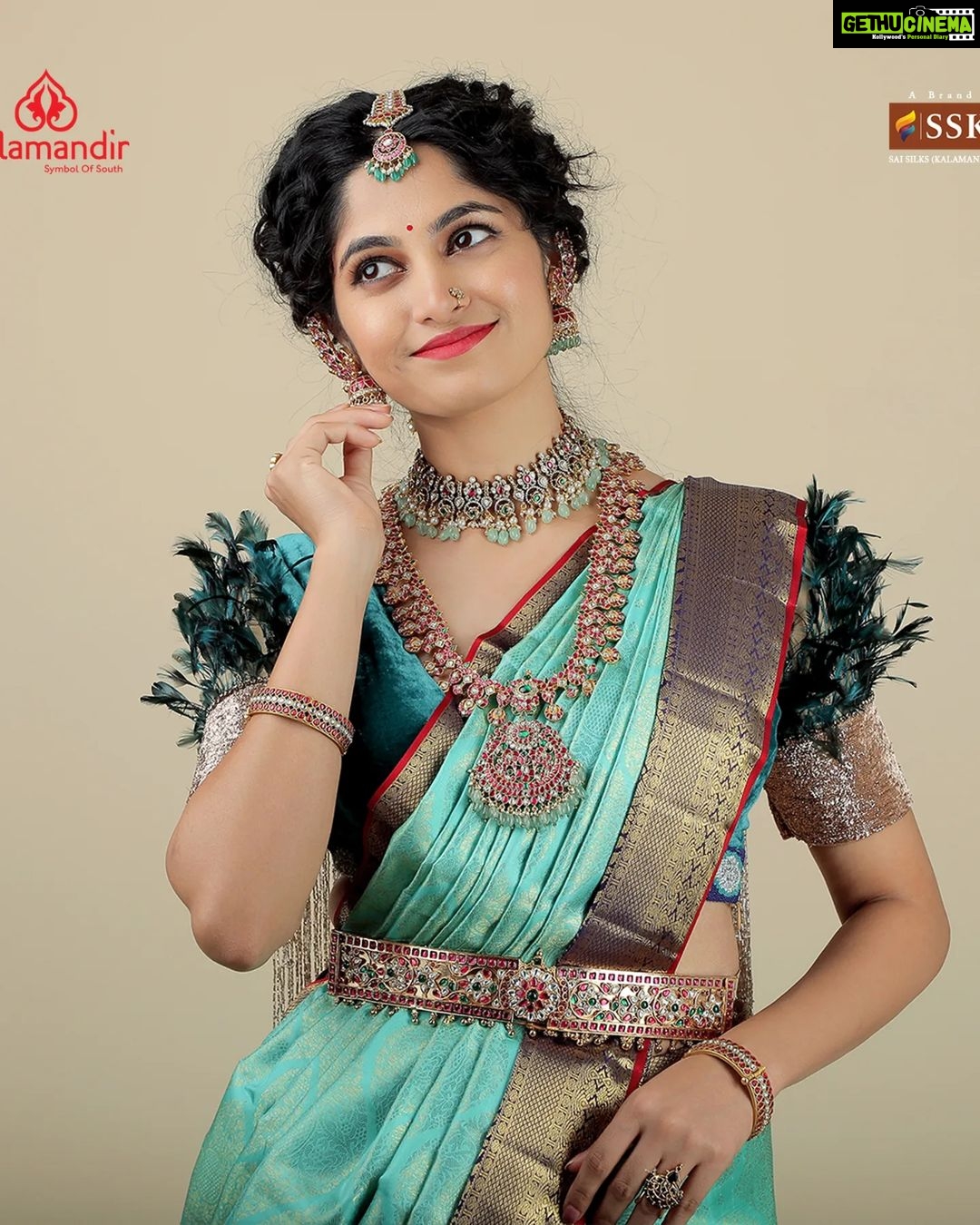 Kushee Ravi Instagram - In vibrant hues of gold and green, A pattu saree choose to tread, Its silken threads, soft to the touch, I feel like a queen, I feel like a star Inframe @iamkusheeraviofficial With intricate designs and rich textures, she looks like a true queen. Her elegance and grace are undeniable, making her a sight to behold Credits - MAU: @dr.durga_worldrecordholder Assistant MUA: @make_over_by_nirmala Photography: @photoboothcaptures , @niteshmehta_photography Jewelry Patner: @thespatika Let's grab our favorite sarees today on the below platforms 1. Vist and shop on website www.kalamandir.com 2. Order any remarkable piece of your favorite saree by sharing its screenshot on our WhatsApp number➡️9852 9852 99 3. Watch our daily INSTAGRAM LIVE SHOWS to grab your favorite saree at the best price offered by Kalamandir. Enjoy the best of saree shopping at KALAMANDIR - Where safety is a priority ( all products dispatched go thru thorough sanitization meeting all norms of safety for our esteemed #SilkSaree #TraditionalIndianAttire #IndianFashion #SpecialOccasionWear #ElegantSaree #SophisticatedStyle #pattusaree #blueandgold #indianfashion #elegancepersonified