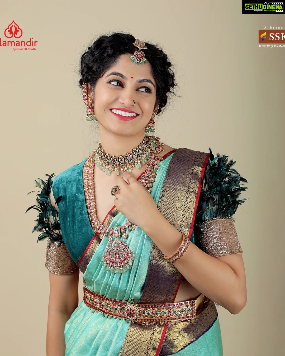 Kushee Ravi Instagram - In vibrant hues of gold and green, A pattu saree choose to tread, Its silken threads, soft to the touch, I feel like a queen, I feel like a star Inframe @iamkusheeraviofficial With intricate designs and rich textures, she looks like a true queen. Her elegance and grace are undeniable, making her a sight to behold Credits - MAU: @dr.durga_worldrecordholder Assistant MUA: @make_over_by_nirmala Photography: @photoboothcaptures , @niteshmehta_photography Jewelry Patner: @thespatika Let's grab our favorite sarees today on the below platforms 1. Vist and shop on website www.kalamandir.com 2. Order any remarkable piece of your favorite saree by sharing its screenshot on our WhatsApp number➡️9852 9852 99 3. Watch our daily INSTAGRAM LIVE SHOWS to grab your favorite saree at the best price offered by Kalamandir. Enjoy the best of saree shopping at KALAMANDIR - Where safety is a priority ( all products dispatched go thru thorough sanitization meeting all norms of safety for our esteemed #SilkSaree #TraditionalIndianAttire #IndianFashion #SpecialOccasionWear #ElegantSaree #SophisticatedStyle #pattusaree #blueandgold #indianfashion #elegancepersonified