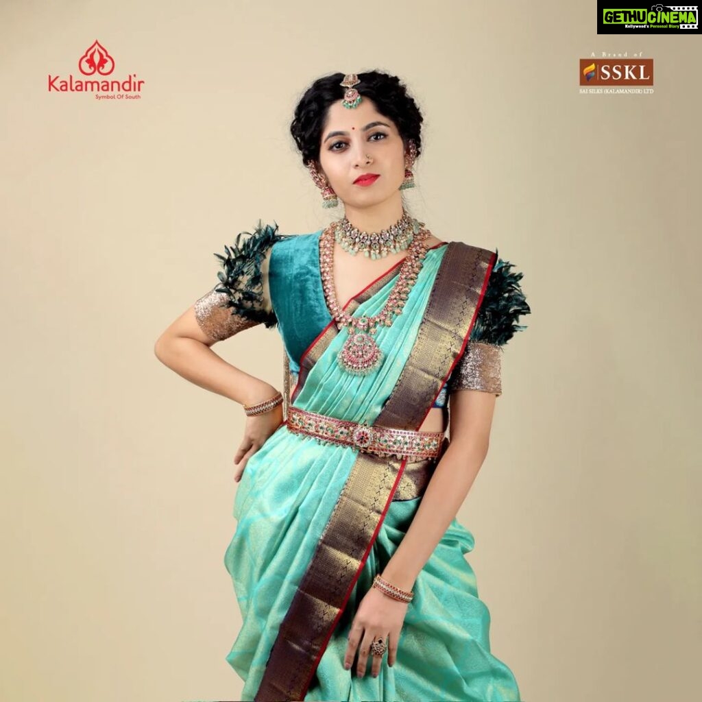 Kushee Ravi Instagram - In vibrant hues of gold and green, A pattu saree choose to tread, Its silken threads, soft to the touch, I feel like a queen, I feel like a star Inframe @iamkusheeraviofficial With intricate designs and rich textures, she looks like a true queen. Her elegance and grace are undeniable, making her a sight to behold Credits - MAU: @dr.durga_worldrecordholder Assistant MUA: @make_over_by_nirmala Photography: @photoboothcaptures , @niteshmehta_photography Jewelry Patner: @thespatika Let's grab our favorite sarees today on the below platforms 1. Vist and shop on website www.kalamandir.com 2. Order any remarkable piece of your favorite saree by sharing its screenshot on our WhatsApp number➡️9852 9852 99 3. Watch our daily INSTAGRAM LIVE SHOWS to grab your favorite saree at the best price offered by Kalamandir. Enjoy the best of saree shopping at KALAMANDIR - Where safety is a priority ( all products dispatched go thru thorough sanitization meeting all norms of safety for our esteemed #SilkSaree #TraditionalIndianAttire #IndianFashion #SpecialOccasionWear #ElegantSaree #SophisticatedStyle #pattusaree #blueandgold #indianfashion #elegancepersonified