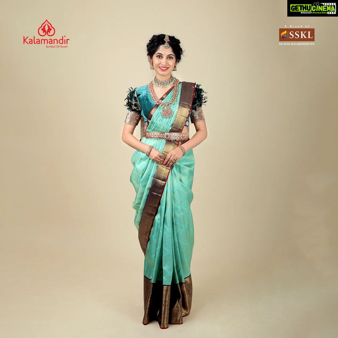 Kushee Ravi Instagram - In vibrant hues of gold and green, A pattu saree choose to tread, Its silken threads, soft to the touch, I feel like a queen, I feel like a star Inframe @iamkusheeraviofficial With intricate designs and rich textures, she looks like a true queen. Her elegance and grace are undeniable, making her a sight to behold Credits - MAU: @dr.durga_worldrecordholder Assistant MUA: @make_over_by_nirmala Photography: @photoboothcaptures , @niteshmehta_photography Jewelry Patner: @thespatika Let's grab our favorite sarees today on the below platforms 1. Vist and shop on website www.kalamandir.com 2. Order any remarkable piece of your favorite saree by sharing its screenshot on our WhatsApp number➡️9852 9852 99 3. Watch our daily INSTAGRAM LIVE SHOWS to grab your favorite saree at the best price offered by Kalamandir. Enjoy the best of saree shopping at KALAMANDIR - Where safety is a priority ( all products dispatched go thru thorough sanitization meeting all norms of safety for our esteemed #SilkSaree #TraditionalIndianAttire #IndianFashion #SpecialOccasionWear #ElegantSaree #SophisticatedStyle #pattusaree #blueandgold #indianfashion #elegancepersonified