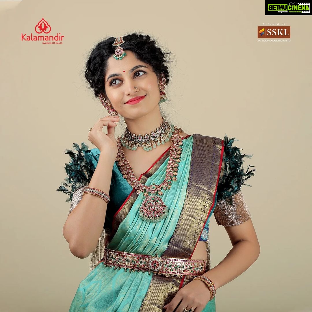 Kushee Ravi Instagram - In vibrant hues of gold and green, A pattu saree choose to tread, Its silken threads, soft to the touch, I feel like a queen, I feel like a star Inframe @iamkusheeraviofficial With intricate designs and rich textures, she looks like a true queen. Her elegance and grace are undeniable, making her a sight to behold Credits - MAU: @dr.durga_worldrecordholder Assistant MUA: @make_over_by_nirmala Photography: @photoboothcaptures , @niteshmehta_photography Jewelry Patner: @thespatika Let's grab our favorite sarees today on the below platforms 1. Vist and shop on website www.kalamandir.com 2. Order any remarkable piece of your favorite saree by sharing its screenshot on our WhatsApp number➡️9852 9852 99 3. Watch our daily INSTAGRAM LIVE SHOWS to grab your favorite saree at the best price offered by Kalamandir. Enjoy the best of saree shopping at KALAMANDIR - Where safety is a priority ( all products dispatched go thru thorough sanitization meeting all norms of safety for our esteemed #SilkSaree #TraditionalIndianAttire #IndianFashion #SpecialOccasionWear #ElegantSaree #SophisticatedStyle #pattusaree #blueandgold #indianfashion #elegancepersonified