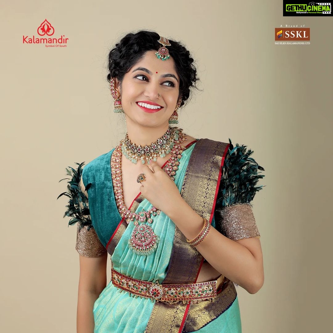 Kushee Ravi Instagram - In vibrant hues of gold and green, A pattu saree choose to tread, Its silken threads, soft to the touch, I feel like a queen, I feel like a star Inframe @iamkusheeraviofficial With intricate designs and rich textures, she looks like a true queen. Her elegance and grace are undeniable, making her a sight to behold Credits - MAU: @dr.durga_worldrecordholder Assistant MUA: @make_over_by_nirmala Photography: @photoboothcaptures , @niteshmehta_photography Jewelry Patner: @thespatika Let's grab our favorite sarees today on the below platforms 1. Vist and shop on website www.kalamandir.com 2. Order any remarkable piece of your favorite saree by sharing its screenshot on our WhatsApp number➡️9852 9852 99 3. Watch our daily INSTAGRAM LIVE SHOWS to grab your favorite saree at the best price offered by Kalamandir. Enjoy the best of saree shopping at KALAMANDIR - Where safety is a priority ( all products dispatched go thru thorough sanitization meeting all norms of safety for our esteemed #SilkSaree #TraditionalIndianAttire #IndianFashion #SpecialOccasionWear #ElegantSaree #SophisticatedStyle #pattusaree #blueandgold #indianfashion #elegancepersonified