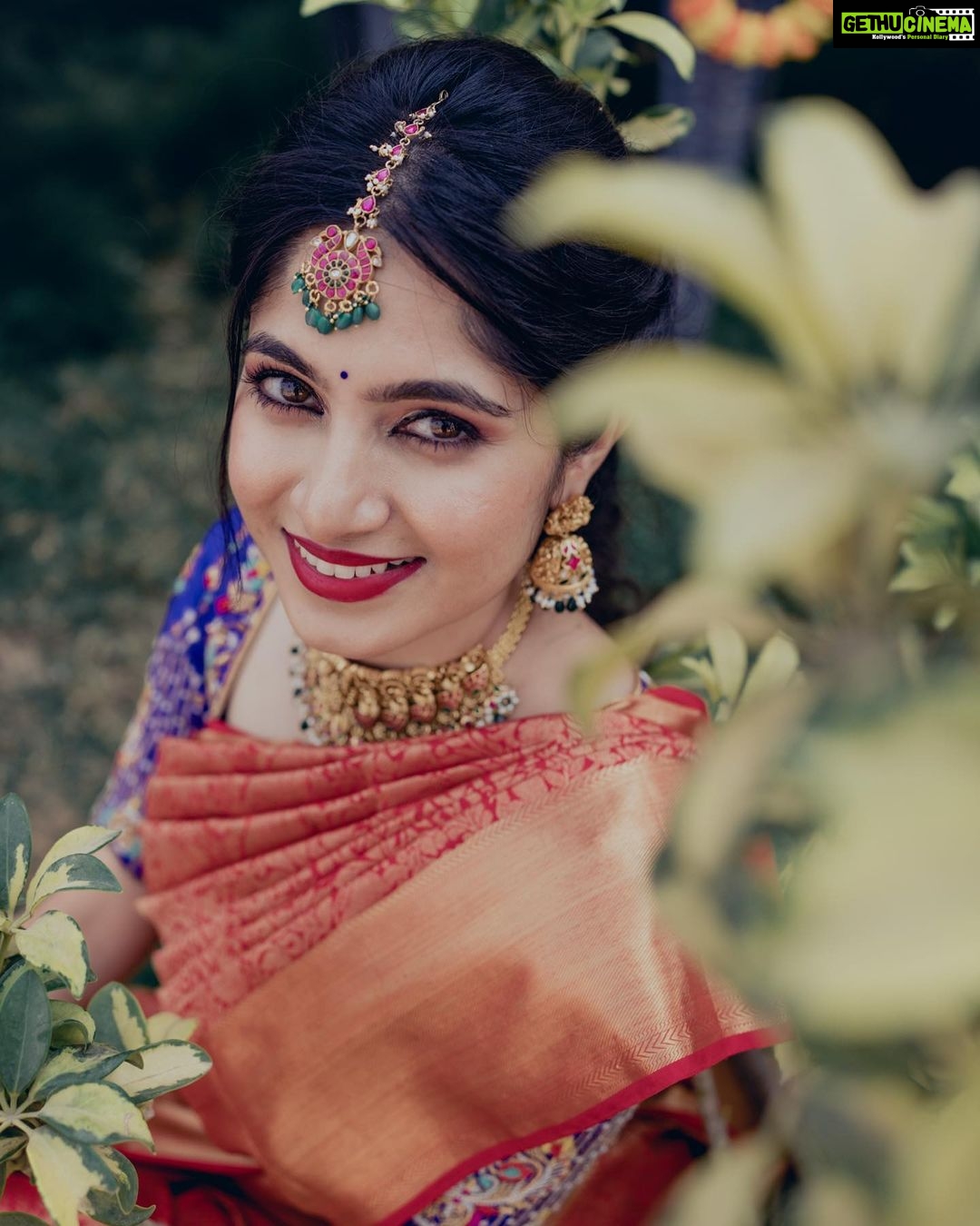 Kushee Ravi Instagram - ❤️ . . . . 📷 @classicframesstudios 💄 @makeovers_by_dhanya 🥻 @anthariya_ 👑 @thespatika