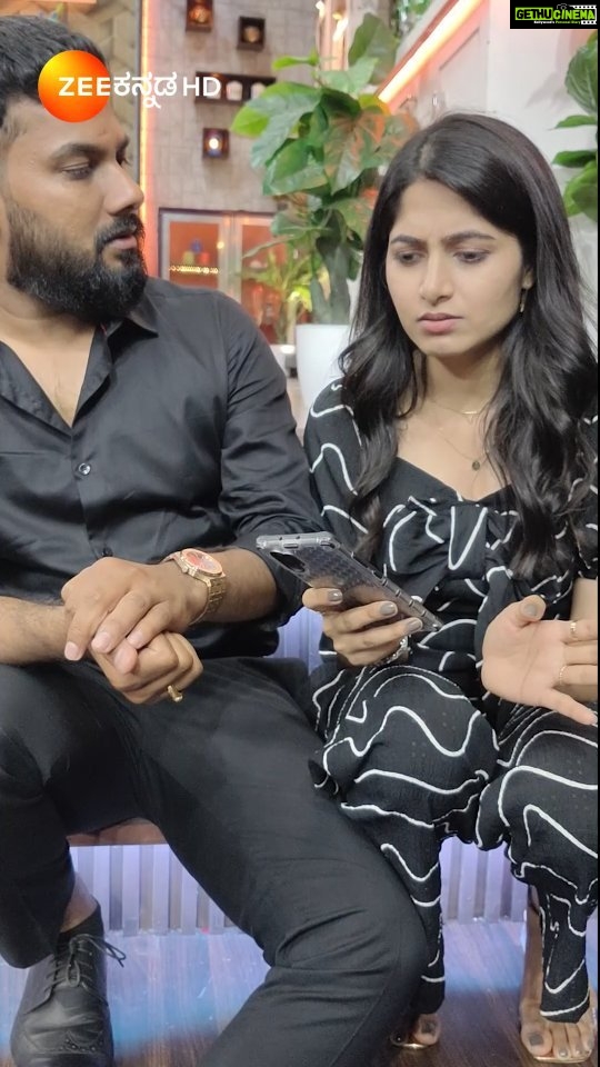 Kushee Ravi Instagram - ಅಯ್ಯೋ ಯಾರ ತಪ್ಪು ಬೇಗ ಹೇಳ್ರಿ! #CouplesKitchen #ZKReels #ZeeOnTheGoReels #ZeeKannada #BayasidaBaagiluTegeyona